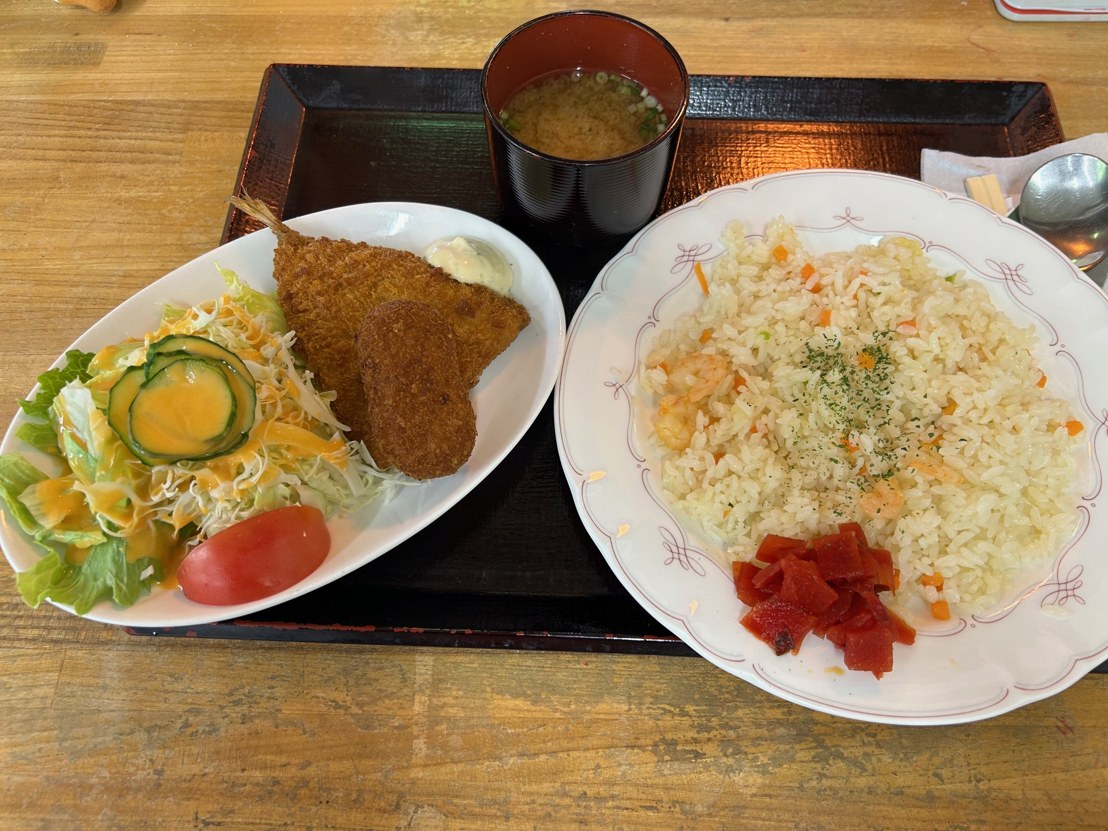 小脇公園カフェのエビピラフセット（アジフライ・サラダ・味噌汁付き）