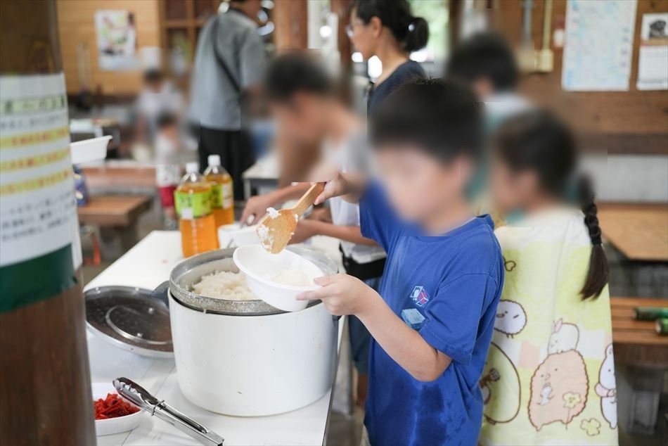 子どもたちが自分でごはんをよそう