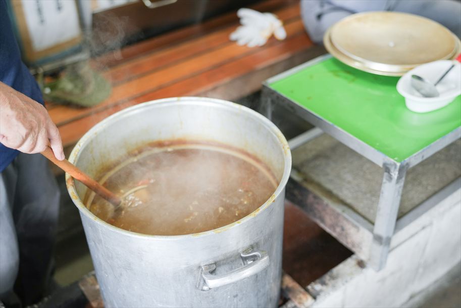 大鍋で煮込まれる、炊き出しのカレー