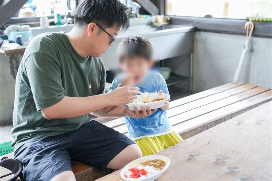 親子でカレーを分け合って食べる