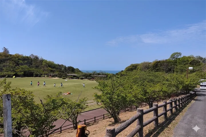 伊勢湾を見わたす小脇公園の芝生広場