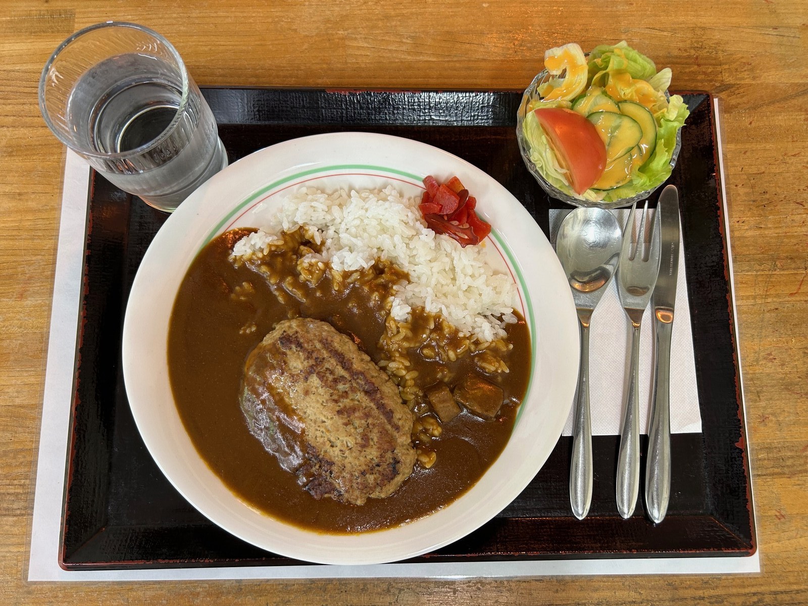 小脇公園カフェのハンバーグカレー（ミニサラダ付き）