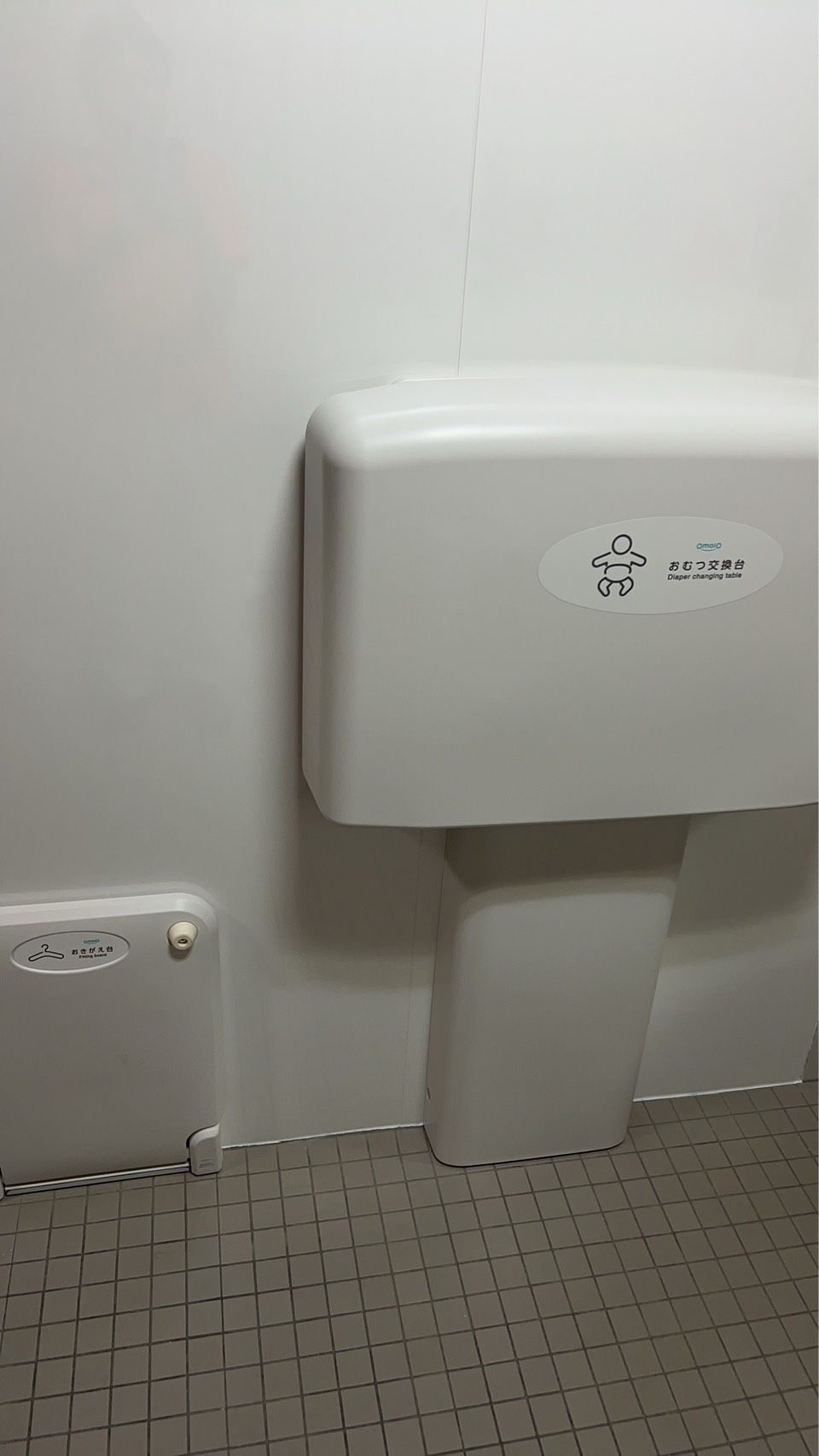 バリアフリートイレのおむつ交換台とおきがえ台